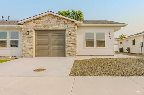 1243 Phillips Cir, Ontario, OR, 97914-3905 | Card Image