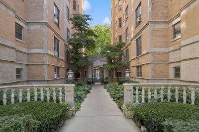 6A - 609 W Stratford Place, Condo with 3 bedrooms, 2 bathrooms and 1 parking in Chicago IL | Image 1