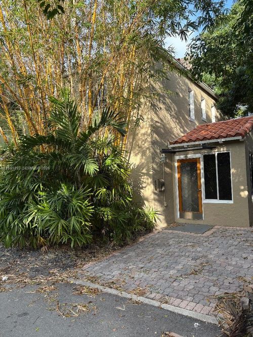 329 W 28th St, Miami Beach, FL, 33140-4306 | Card Image