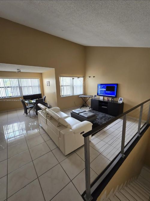 apt-203-10302 Nw 9th Street Cir, Miami, FL, 33172-3253 | Card Image