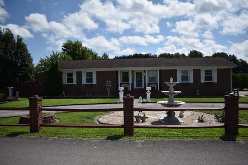 926 Doncaster Ave, Middlesboro, KY, 40965-2266 | Card Image