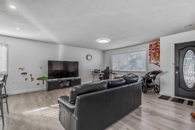 3702 Dover Ridge Drive Se, Home with 5 bedrooms, 2 bathrooms and 4 parking in Calgary AB | Image 6