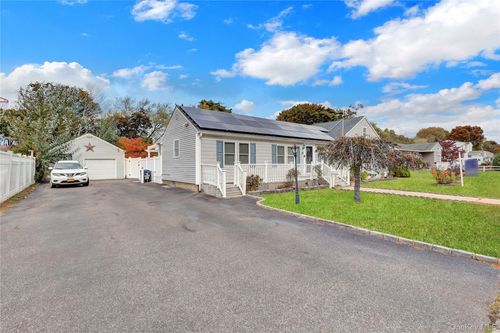 89 Marie St, Lindenhurst, NY, 11757-1206 | Card Image