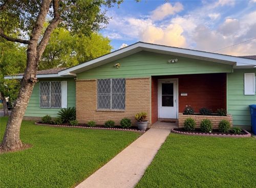 806 Leland Cir, Beeville, TX, 78102-6018 | Card Image