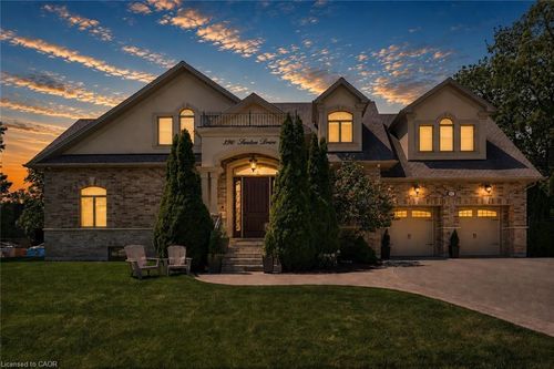 390 Seaton Dr, Oakville, ON, L6L3Y2 | Card Image
