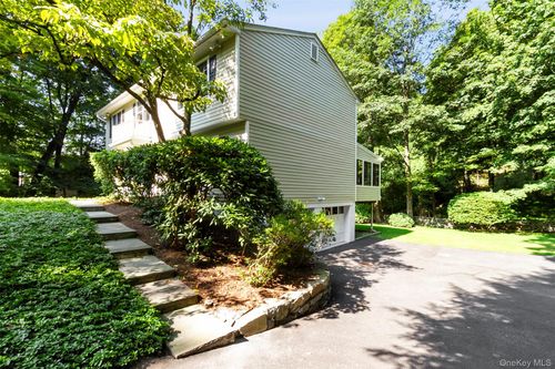 81 Hidden Hollow Ln, Millwood, NY, 10546-1008 | Card Image