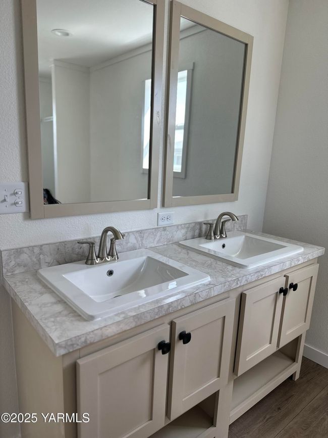 Master bedroom bath | Image 8