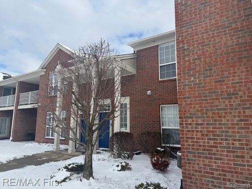 51761 Adler Park Dr W, Chesterfield, MI, 48051-2338 | Card Image