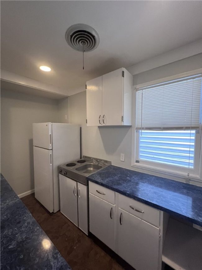 Galley kitchen | Image 19