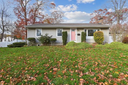 42 Westwood Dr, Groton, CT, 06340-6035 | Card Image