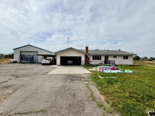 679 E Mulberry Ave, Porterville, CA, 93257-6324 | Card Image