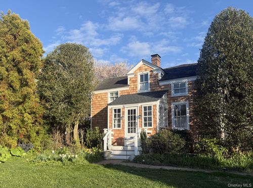 28 Bowden Sq, Southampton, NY, 11968-3302 | Card Image