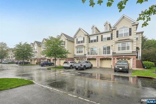 150 Blue Heron Dr, Secaucus, NJ, 07094-2932 | Card Image