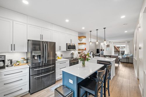 142-2000 Panorama Dr, Port Moody, BC, V3H5J5 | Card Image