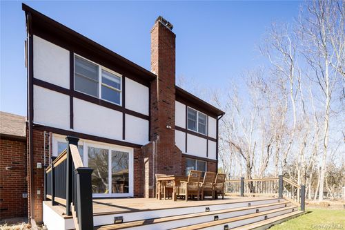 3190 The Long Way, East Marion, NY, 11939-1025 | Card Image