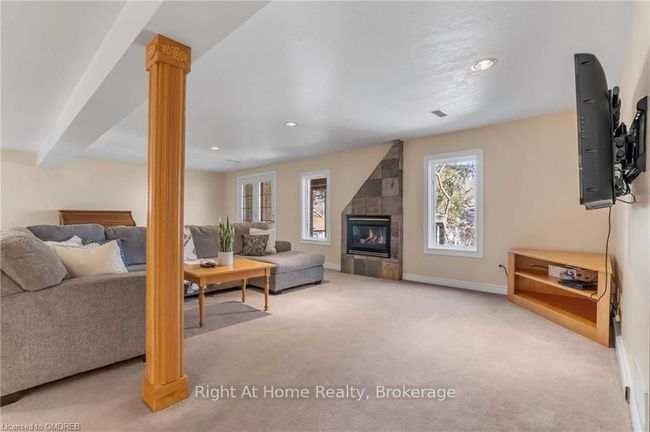47 Morton Ave, House other with 4 bedrooms, 2 bathrooms and 4 parking in Dundas ON | Image 33