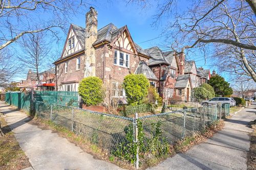 19501 45th Ave, Flushing, NY, 11358-3505 | Card Image