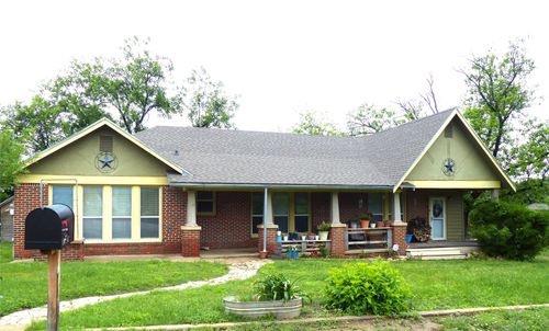 606 S Blackburn St, Brady, TX, 76825-5607 | Card Image