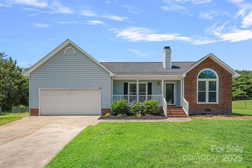 142 Family Ln, Mount Holly, NC, 28120-9662 | Card Image