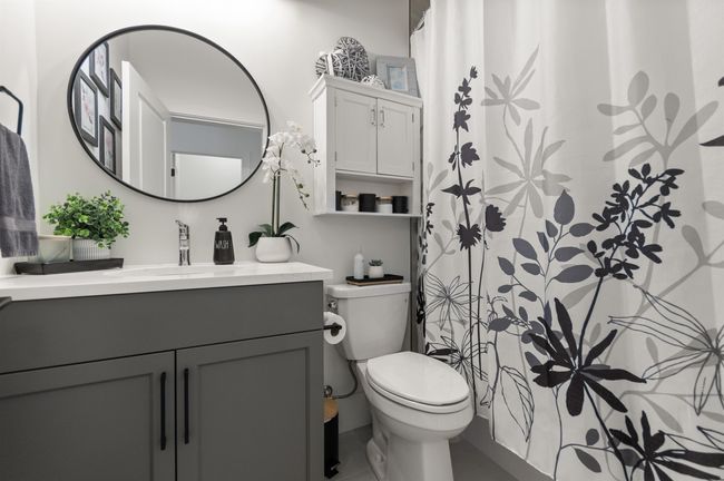 Full bath with vanity, toilet, and a shower with curtain | Image 26