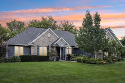 460 E Red Pine Cir, Dousman, WI, 53118-8828 | Card Image