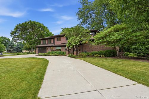 218 Hillboro Dr, Bloomfield Hills, MI, 48301-3317 | Card Image
