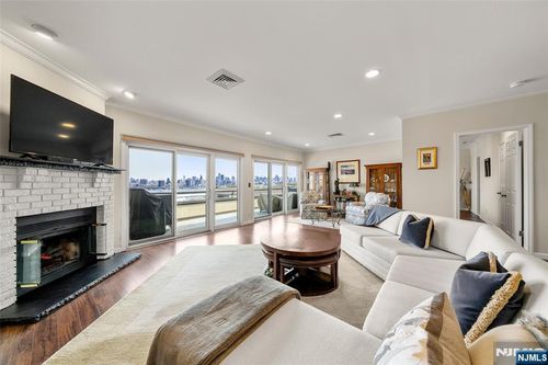 300 Gorge Rd, Cliffside Park, NJ, 07010-2759 | Card Image