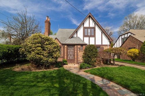 40 Horton St, Malverne, NY, 11565-1511 | Card Image