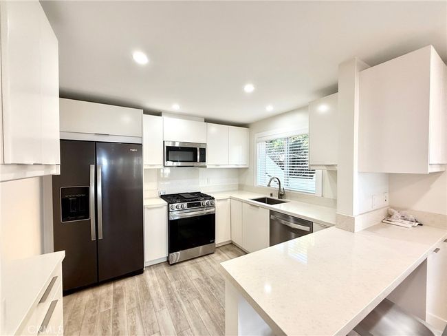 827 Cliff Dr, Condo with 2 bedrooms, 2 bathrooms and 1 parking in Laguna Beach CA | Image 10
