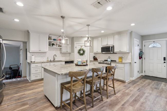 503 Mockingbird Ln, House other with 3 bedrooms, 2 bathrooms and null parking in Devine TX | Image 9