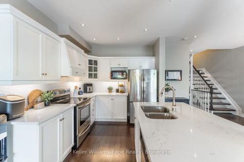 4003 Medland Dr, Burlington, ON, L7M4W7 | Card Image
