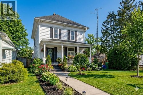 422 Greenfield St, Petrolia, ON, N0N1R0 | Card Image