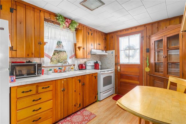 61 Everett Ave, House other with 2 bedrooms, 1 bathrooms and 2 parking in Bristol RI | Image 4