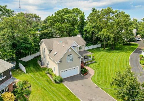 24 Ridge Ct, Smithtown, NY, 11788-4749 | Card Image