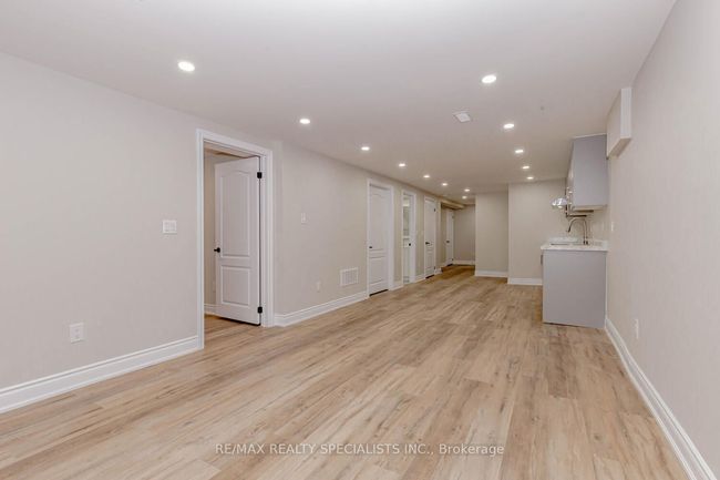 39 Seaborn Rd, House attached with 5 bedrooms, 2 bathrooms and 4 parking in Brampton ON | Image 22