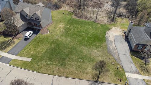 5808 Woodfield Pkwy, Grand Blanc, MI, 48439-9449 | Card Image