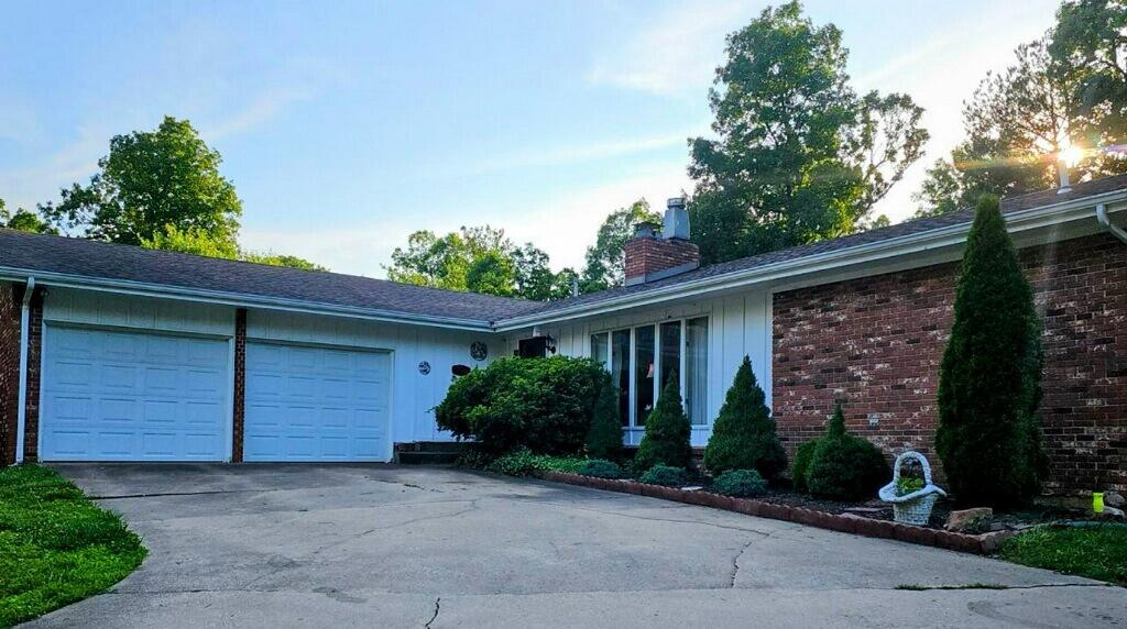 Lawrence 1215 , Aurora, MO 65605