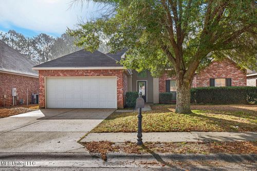 10277 English Manor Dr, Gulfport, MS, 39503-3686 | Card Image