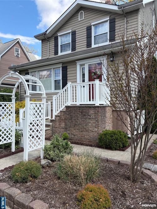 829 Elm Ave, Ridgefield, NJ, 07657-1208 | Card Image