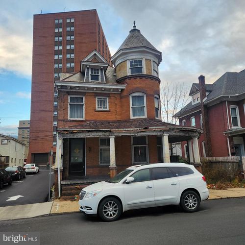 221 Cedar St, TAMAQUA, PA, 18252-2004 | Card Image