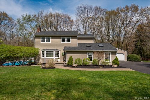 18 Pilgrim Dr, Port Jefferson, NY, 11777-1425 | Card Image