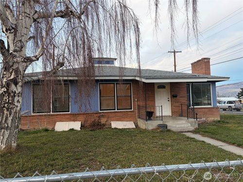 700 Schons Pl, Wenatchee, WA, 98801-3633 | Card Image