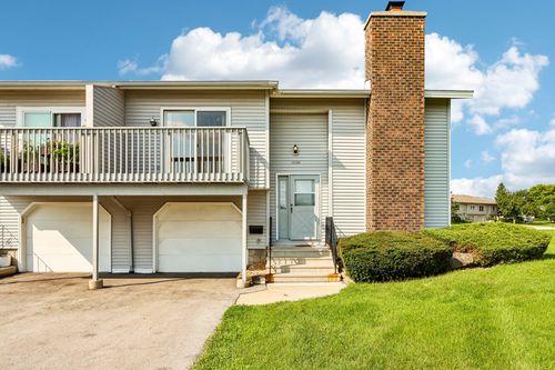 10354 W Parkwood Dr, Franklin, WI, 53132-1236 | Card Image