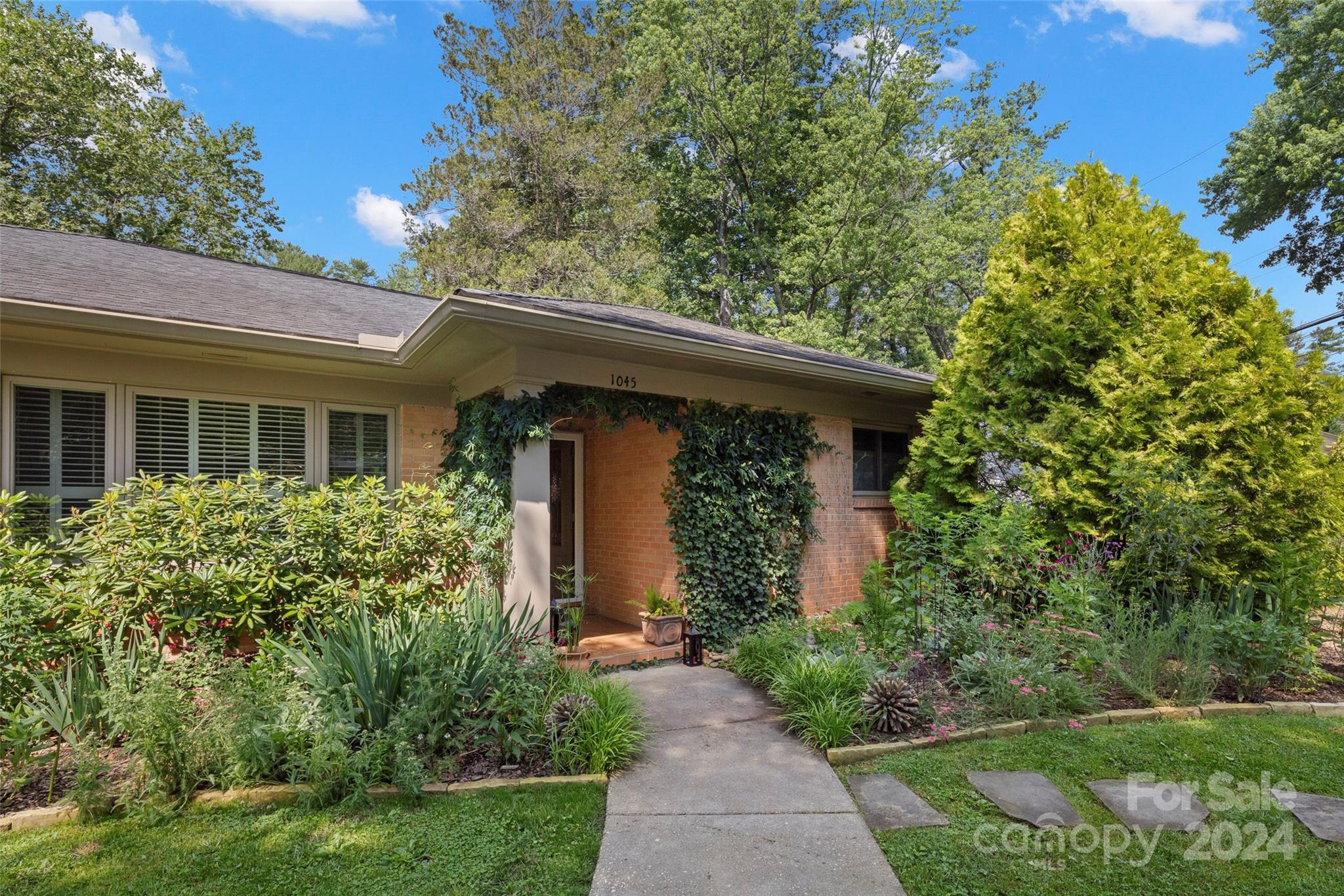 Mountain View St, Hendersonville, NC 28739