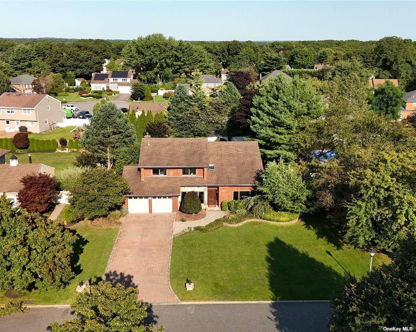 Fleetwood Rd, Commack, NY 11725
