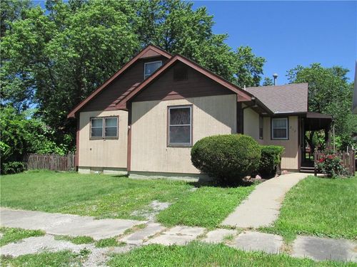 214 W 7th St, Cameron, MO, 64429-1631 | Card Image