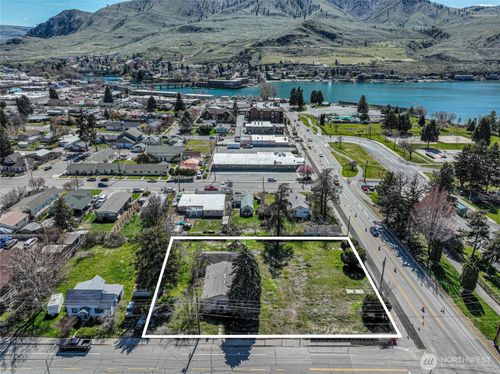 325 W Highland Ave, Chelan, WA, 98816-9705 | Card Image