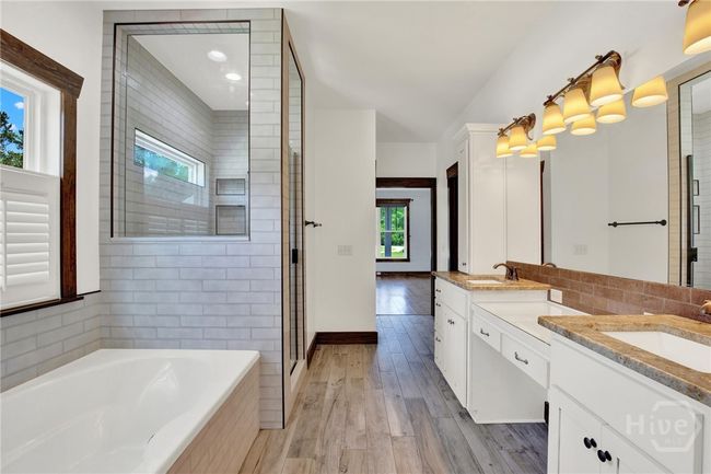 Primary Bathroom | Image 18