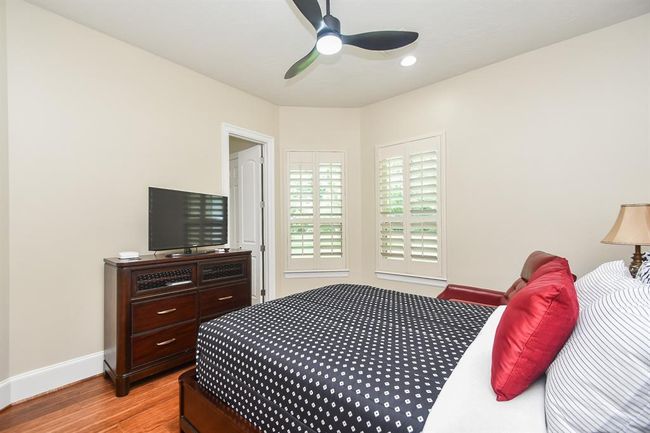 Alternate view of the guest room. | Image 27