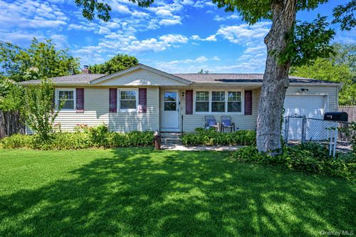 345 Earle St, Central Islip, NY, 11722-3709 | Card Image